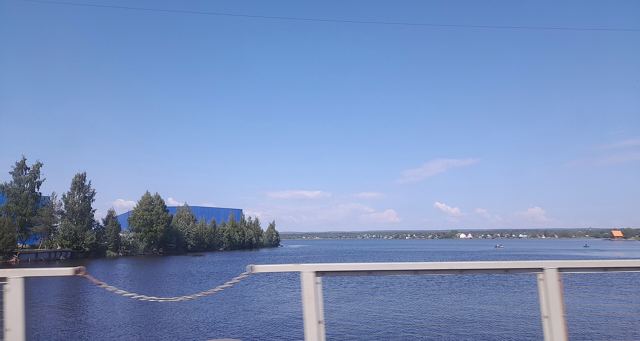Вид с понтонного моста на Логмозеро